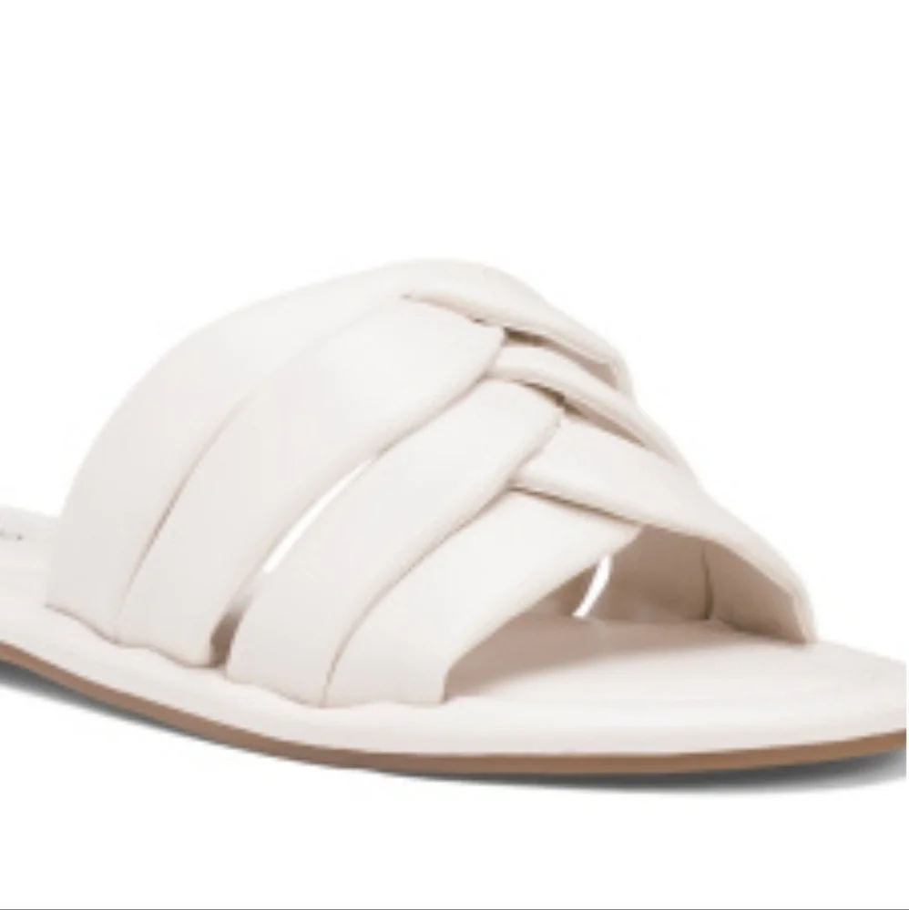 Bandolino NWT Vistan Ivory Flat Sandal Slip On